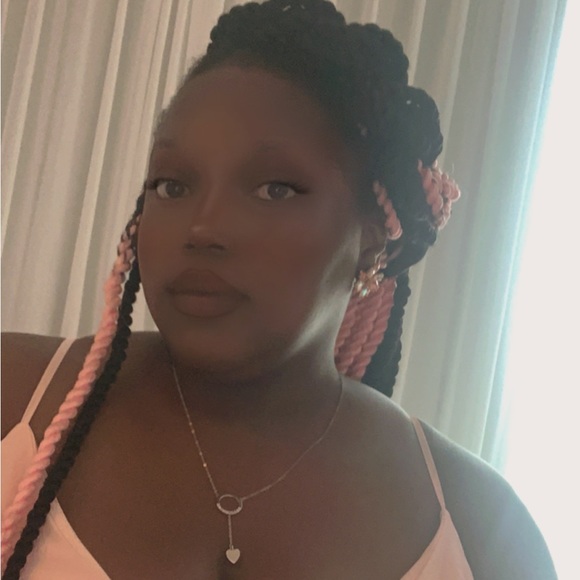 Meet your Posher, Latoria - Picture 1 of 1